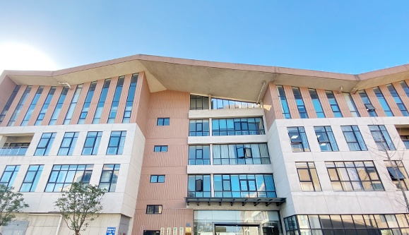 依托青蓮生豬產業研究院，積極與國內外科研單位和高校開展多種形式的合作研究。